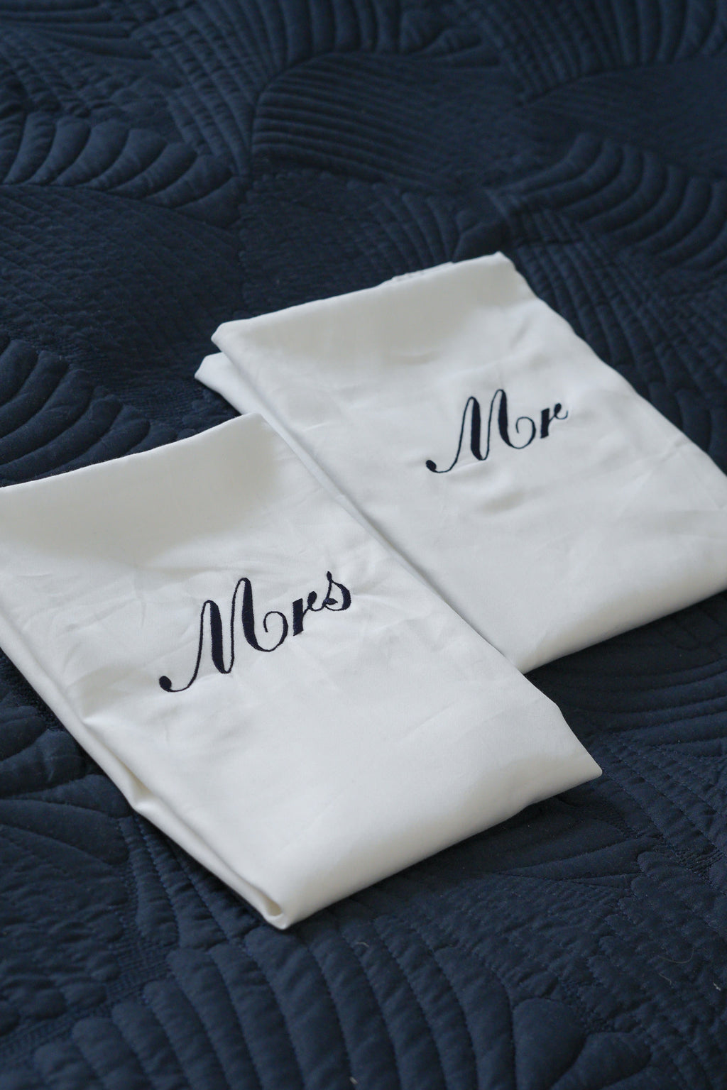 Två vikta örngott med broderad text mr and mrs. 