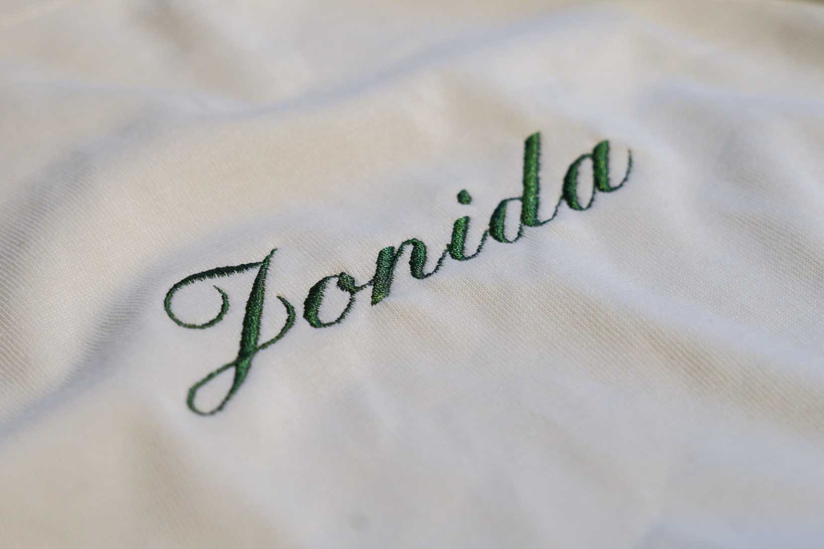 Personligt Broderad T-shirt - Stor Text