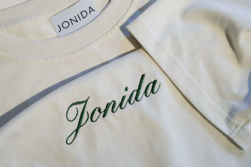 Personligt Broderad T-shirt - Liten Text