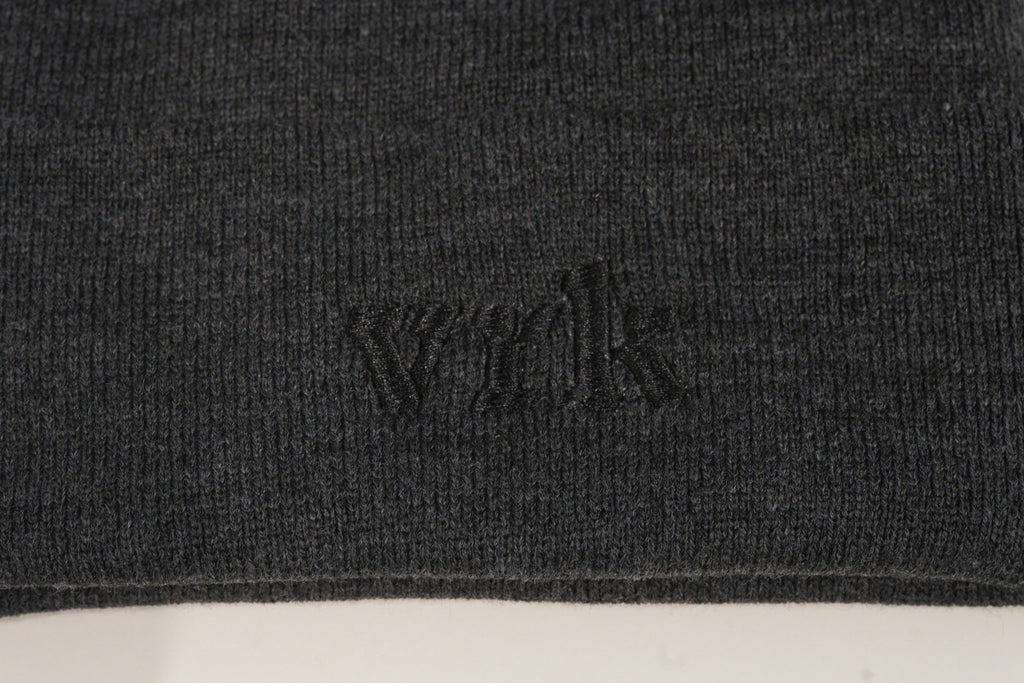 Broderad profilklädsel till företag med svart text.  