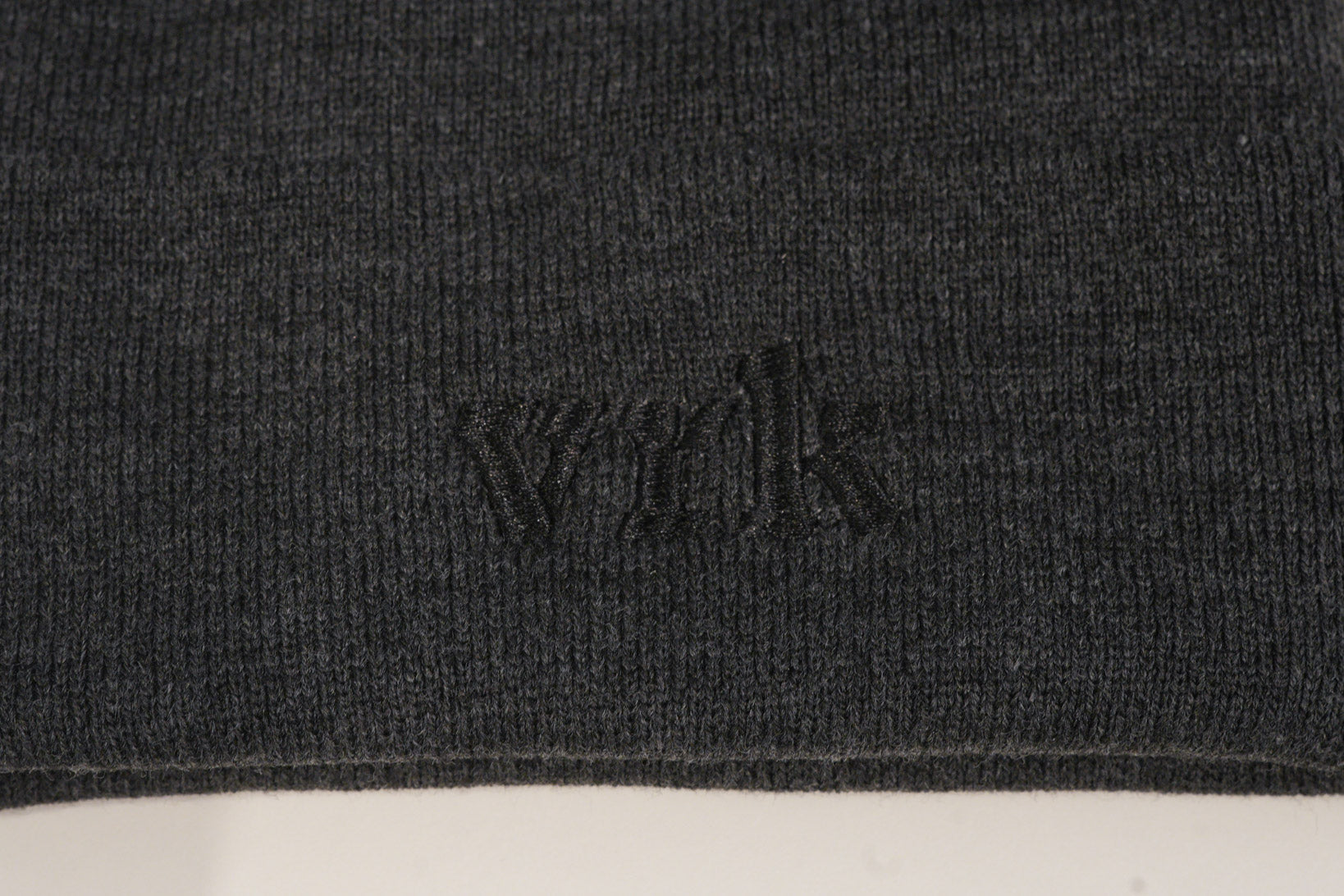 Broderad profilklädsel till företag med svart text.  