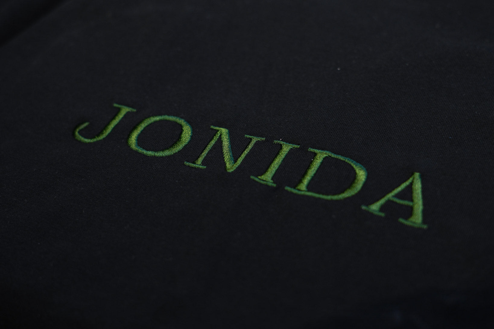 Personligt Broderad T-shirt - Stor Text