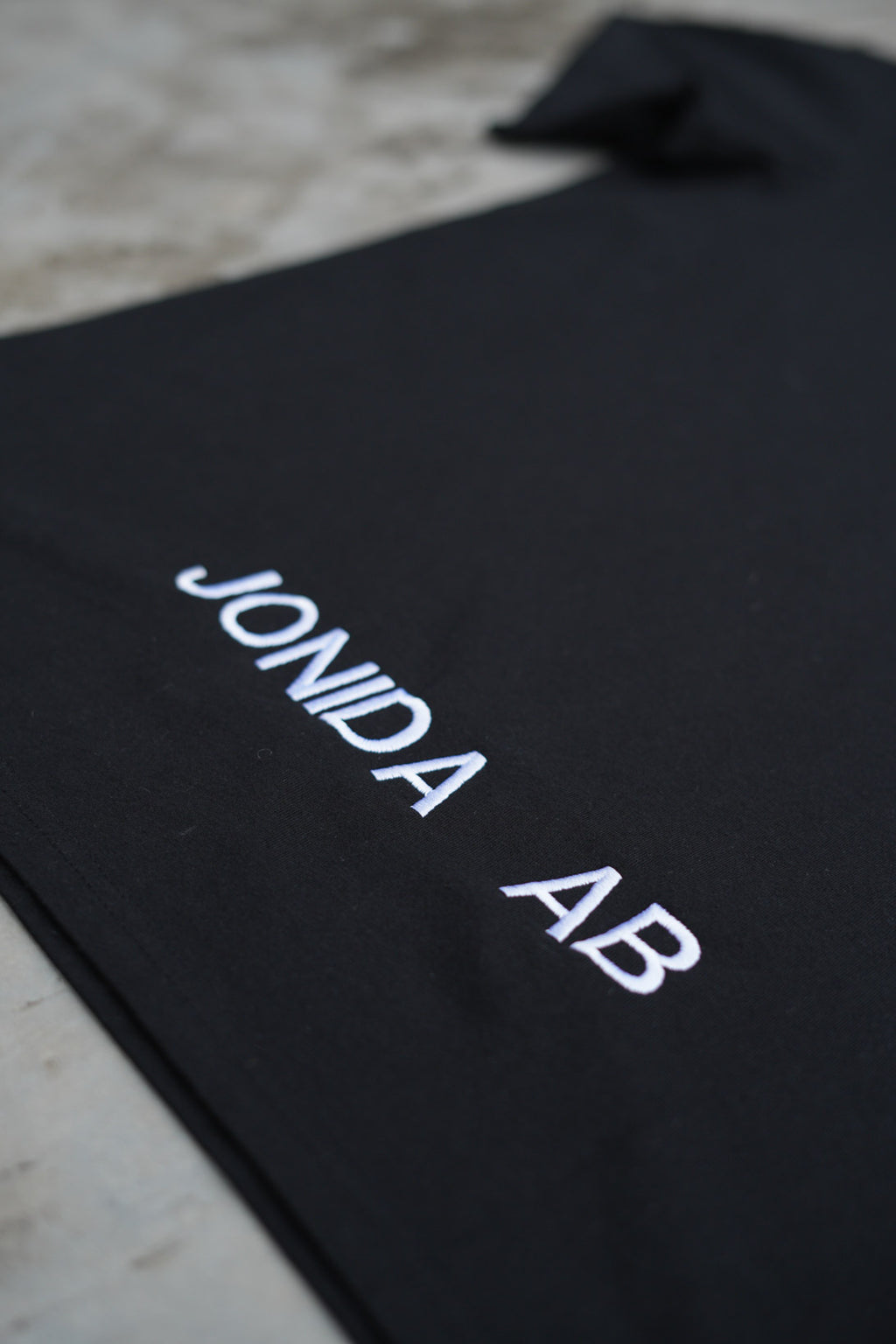 Personligt Broderad T-shirt med Ryggbrodyr- Stor Text