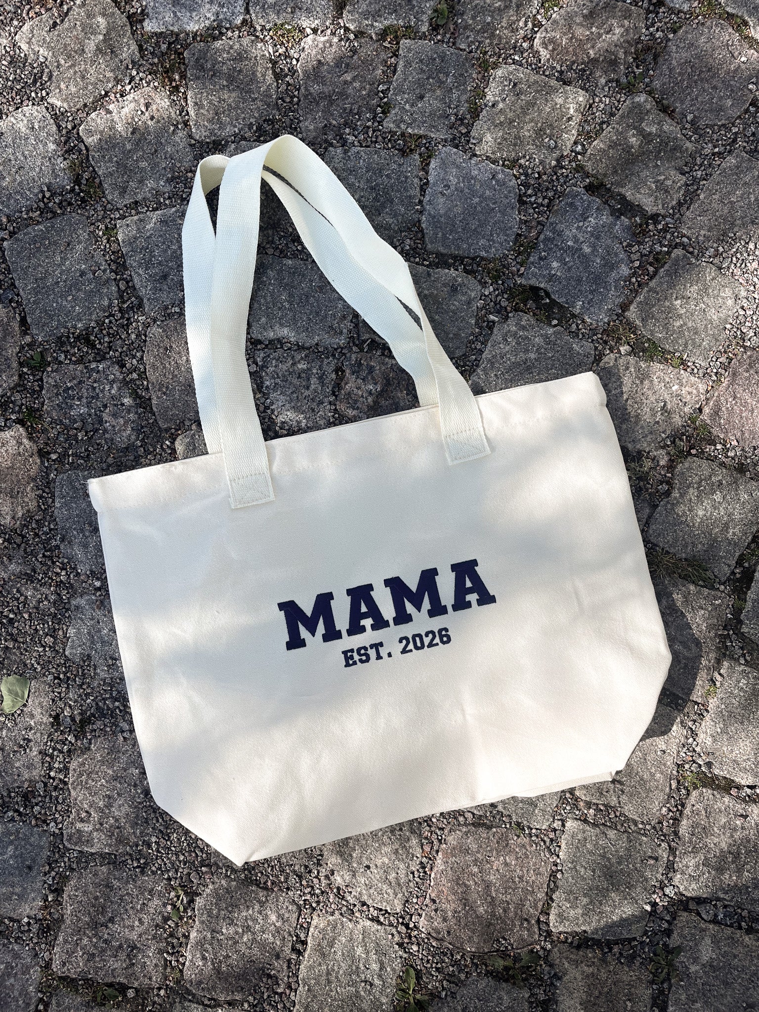 Broderad totebag med texten "Mama 2026"