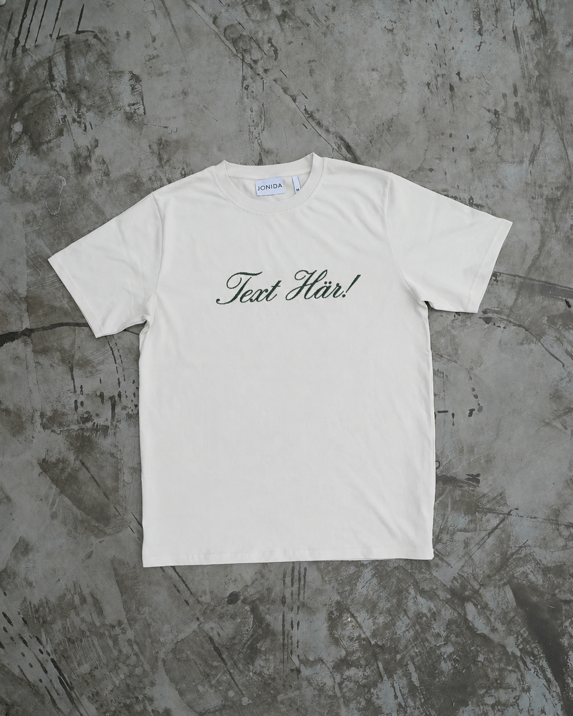 Creme vit t-shirt med broderad text. 