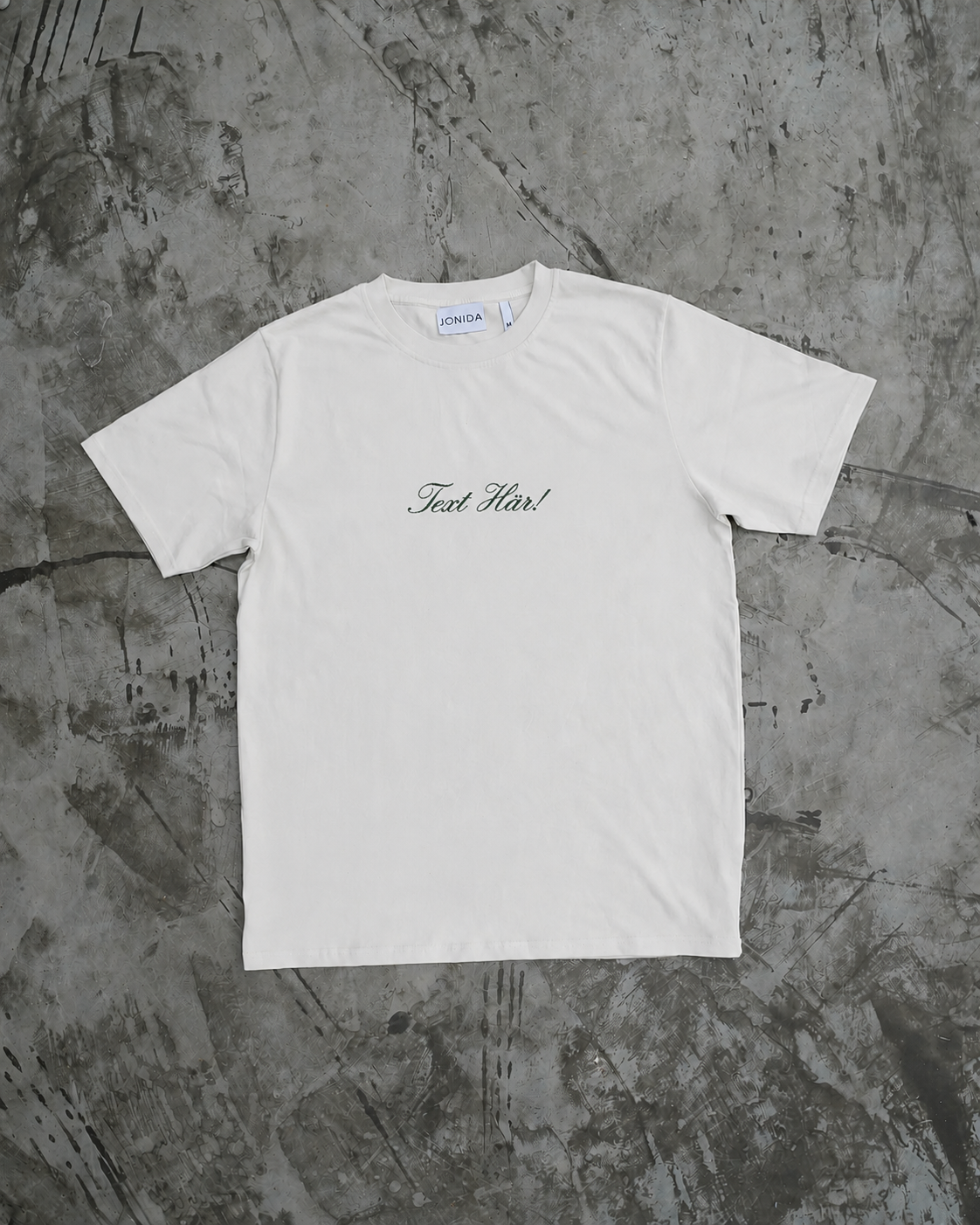 Liten broderad text på en vit t-shirt. 