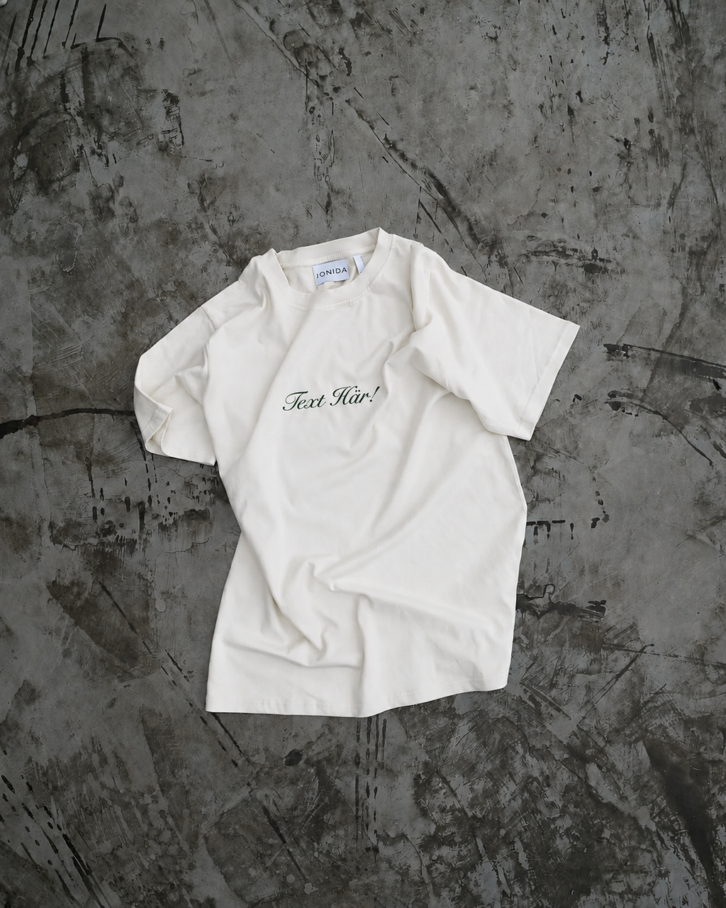 En veckad t-shirt på broderad text.