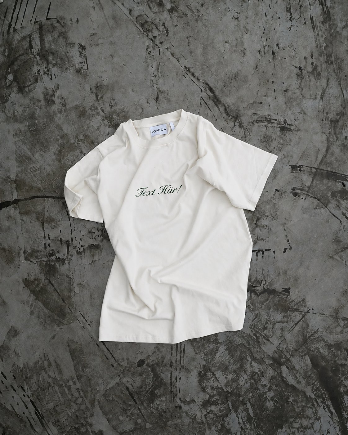 En veckad t-shirt på broderad text.