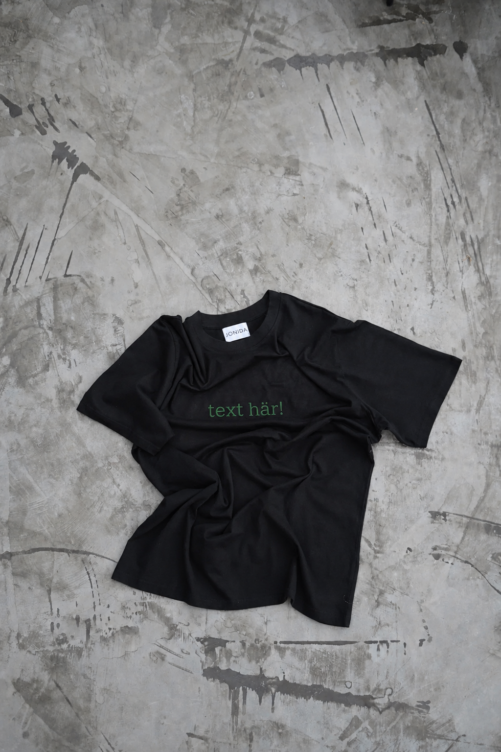 Svart t-shirt i prremiumkvalite från portugal med broderad text. 