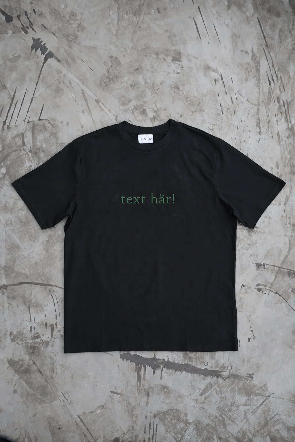 Svart t-shirt med brodead text från Sverige. 